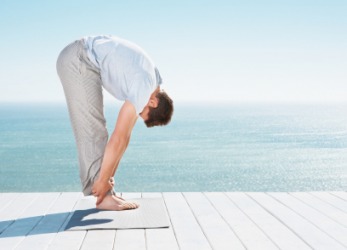 To perform this exercise the man must bend forward. To perform this exercise the man must bend forward.