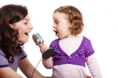 A llittle girl sings with her mother. A llittle girl sings with her mother.