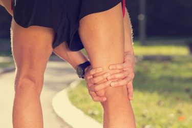 A runner holding his injured popliteal. A runner holding his injured popliteal.