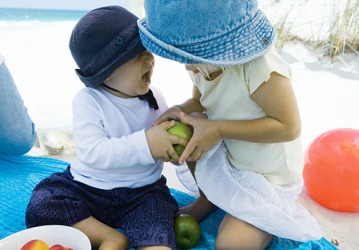 Erica's little sister got mad at her because se tried to get the apple from her hands. Erica's little sister got mad at her because se tried to get the apple from her hands.