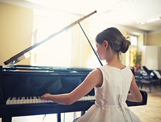 Chelsea has remarkable self-confidence as a pianist and performs effortlessly on stage in front of large audiences. Chelsea has remarkable self-confidence as a pianist and performs effortlessly on stage in front of large audiences.