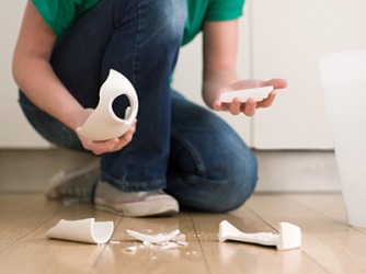 The vase smashed into tiny pieces when it fell to the floor. The vase smashed into tiny pieces when it fell to the floor.