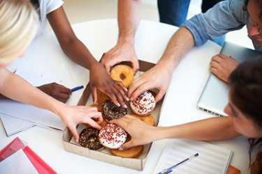 Everyone snatched their favorite doughnut at the start of the meeting. Everyone snatched their favorite doughnut at the start of the meeting.