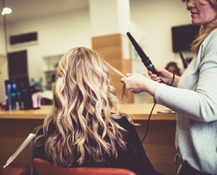 Gloria told her hair stylist that she wanted natural, subtle highlights. Gloria told her hair stylist that she wanted natural, subtle highlights.