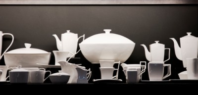 A display of modern chinaware. A display of modern chinaware.