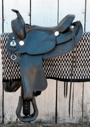 The cantle of this saddle it on the right. The cantle of this saddle it on the right.
