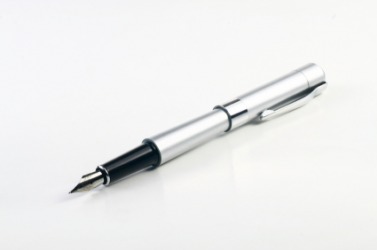A silver fountain pen. A silver fountain pen.