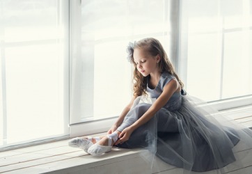 Elizabeth has the classic poise of a ballerina. Elizabeth has the classic poise of a ballerina.