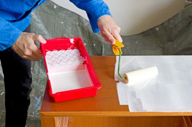 Painting a table with primer. Painting a table with primer.
