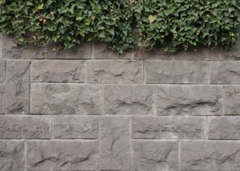 A wall made from andesite. A wall made from andesite.