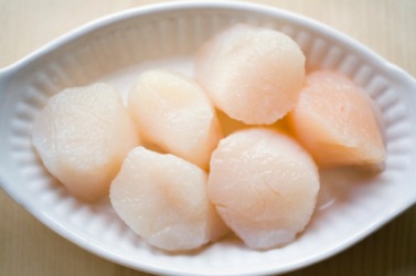 A bowl of raw scallops. A bowl of raw scallops.
